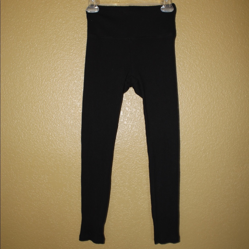 Victoria’s Secret PINK black ribbed capri leggings